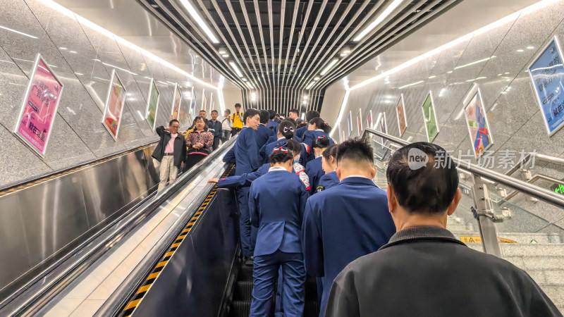 贵州省贵阳市地铁站内的乘客