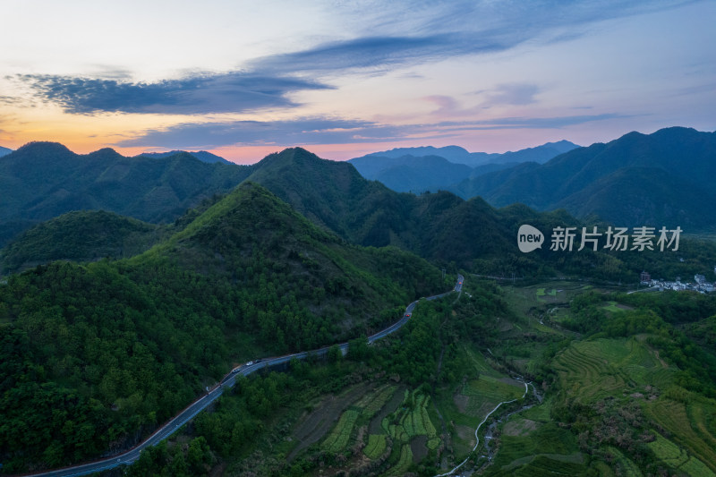 山间公路与田野的黄昏景象