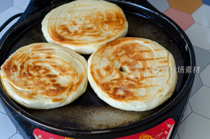 电饼铛里的三个烧饼