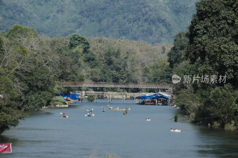 老挝万荣河上多人划艇与山林风景