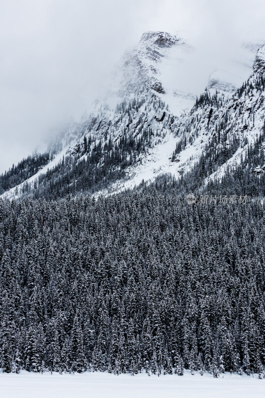 云雾笼罩的雪山