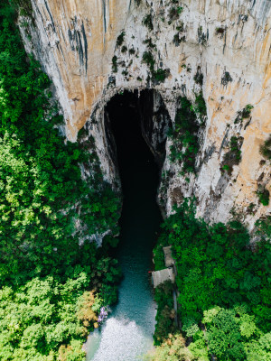 安顺格凸河风景区燕子洞穿上洞