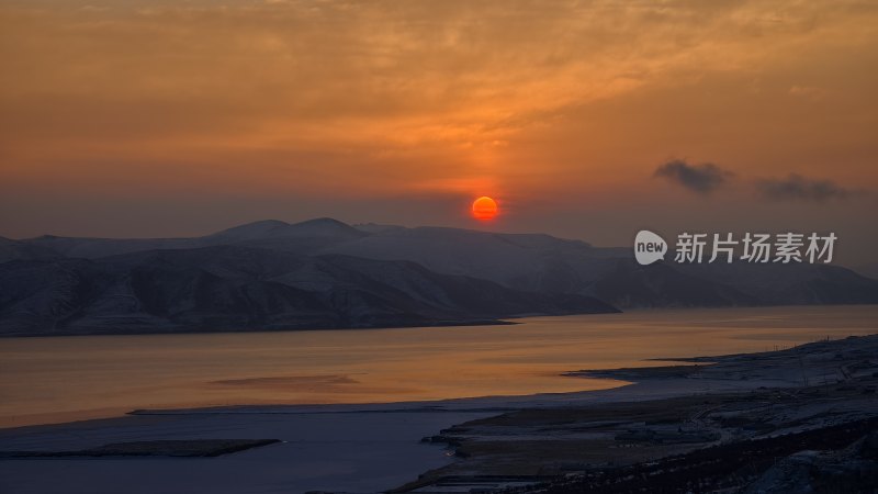 夕阳下的山水风光全景