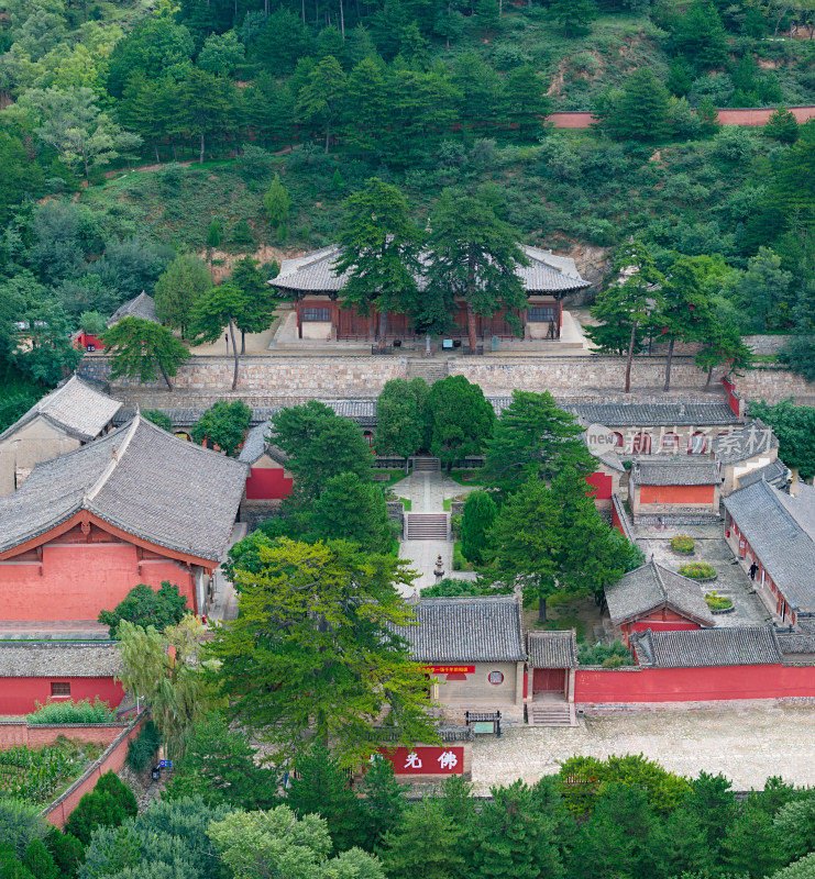 佛光寺古建筑群被绿树环绕的景象