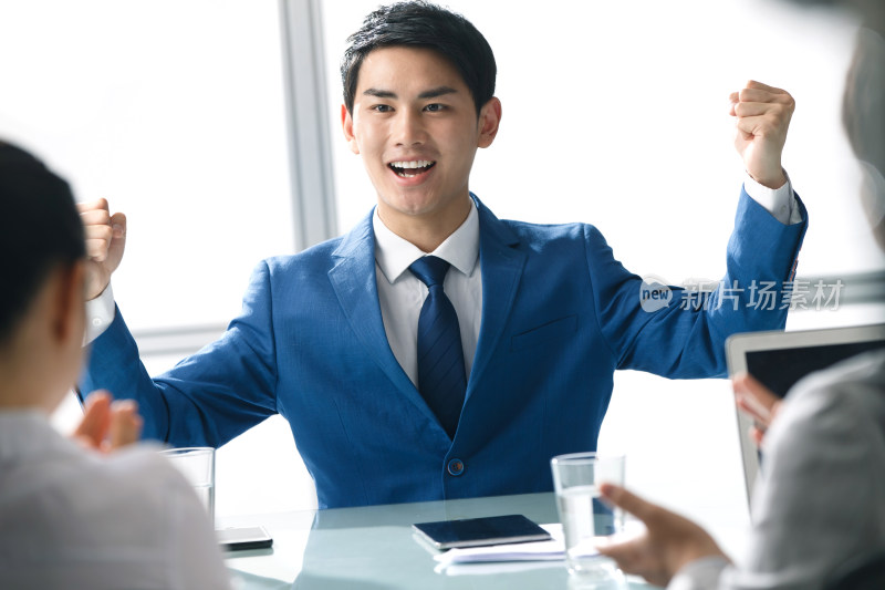 商务男女在办公室