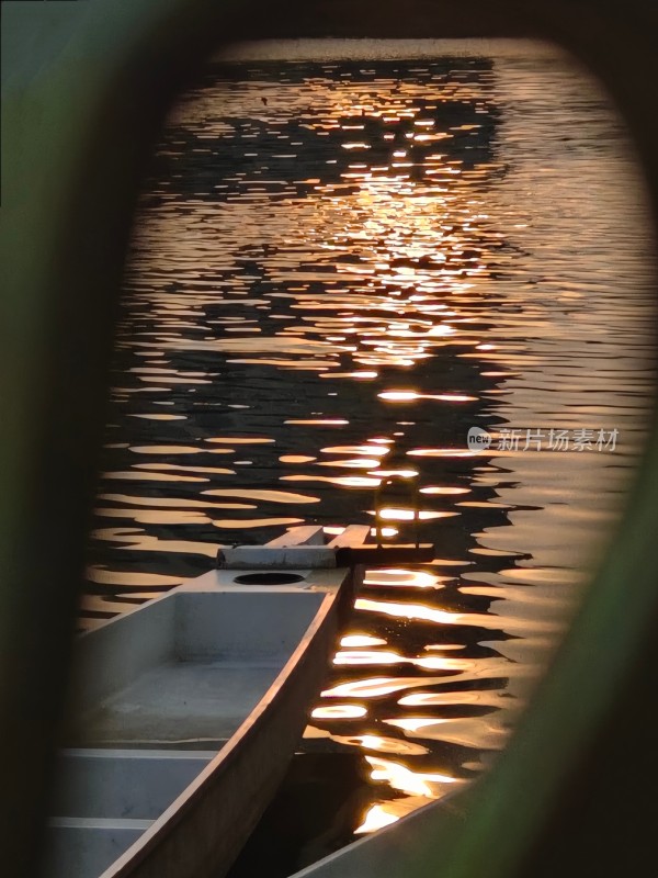 夕阳下水面与小船景象