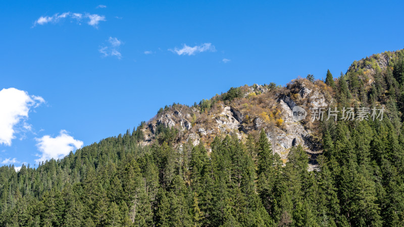 从黄龙九寨站前往九寨沟的大巴窗外风景