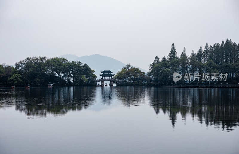 湖景中式建筑与山水风光