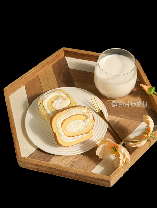 白色碟子上的早餐面包和牛奶