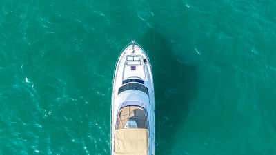 海南三亚海面上游艇无人机俯拍视角