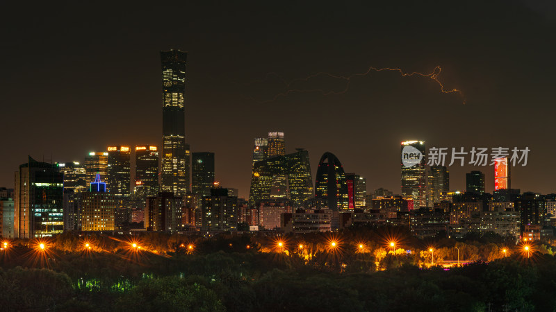 北京CBD雷雨夜闪电下的城市