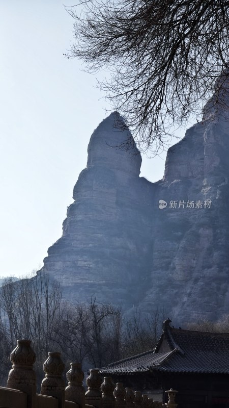 山间古建筑旁的独特岩石山峰景观