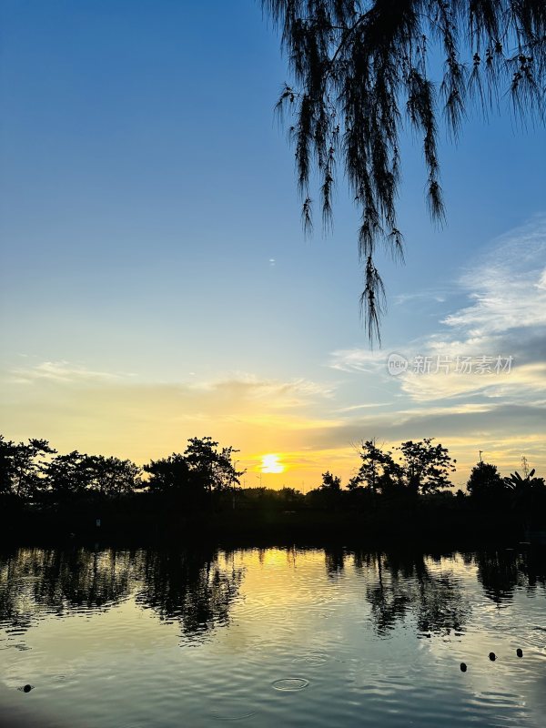 湖边日落美景自然景象