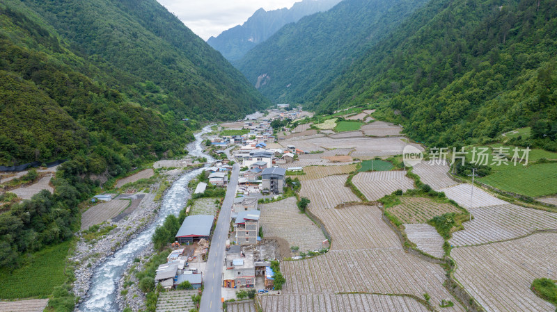 川西阿坝理小路自驾途中的理县朴头镇罗沟村