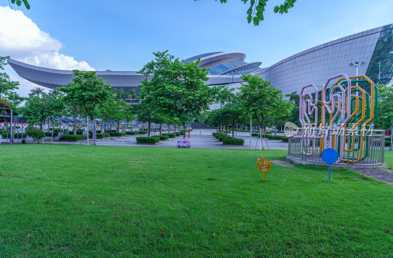 广州番禺大学城广东科学中心绿色草地与建筑