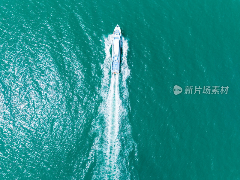 青海湖上飞驰的游艇