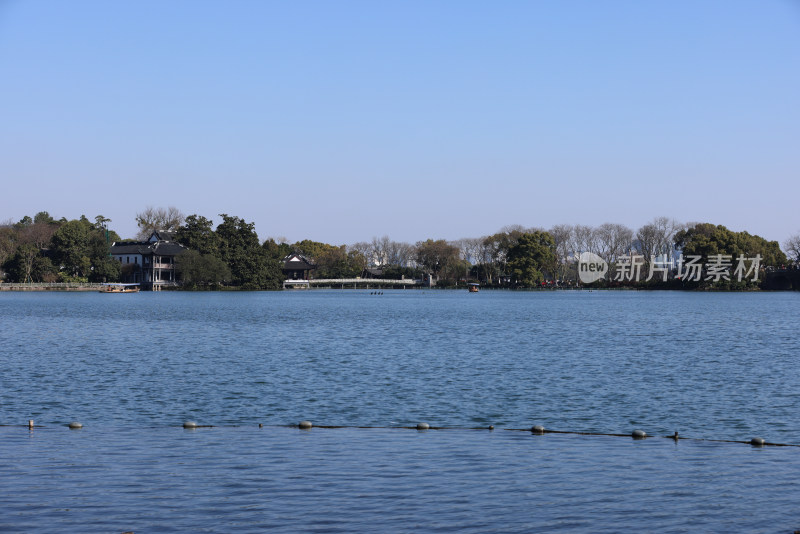 中国杭州西湖花港观鱼碧空映衬下的湖景