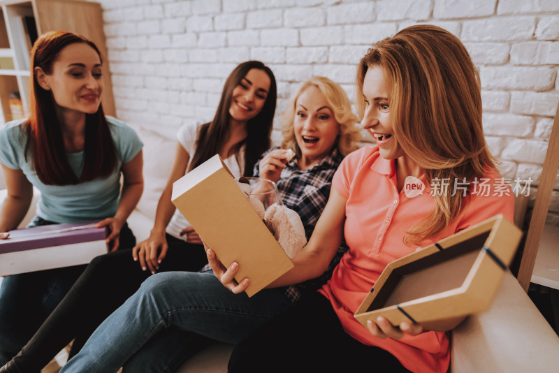 女性朋友一起拆礼物场景