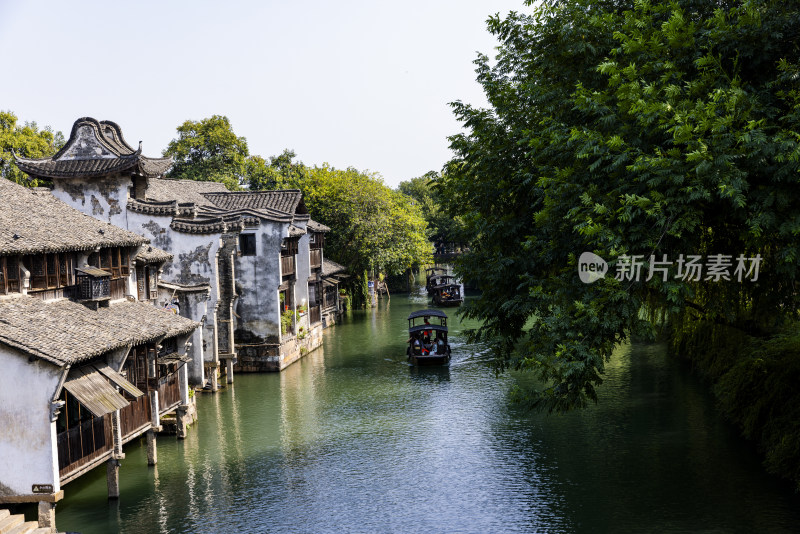 江南水乡乌镇乌篷船河中前行