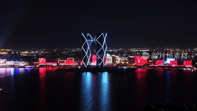 航拍视角下的特色城市夜景建筑滴水湖双子楼