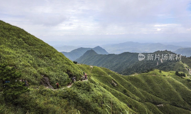 山间草地与层叠山脉风景  武功山 徒步