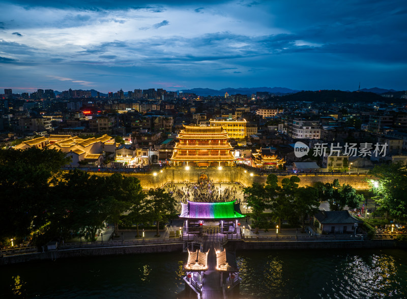 航拍夏季夜晚潮州广济楼与广济桥夜景风光