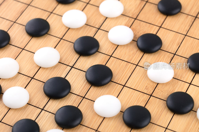 中国围棋棋子在棋盘上