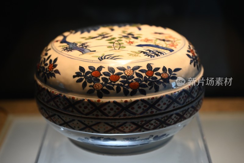 传统花鸟纹彩绘瓷盒