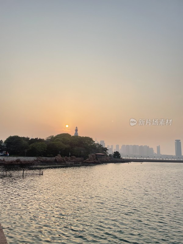 海边日落灯塔城市远景