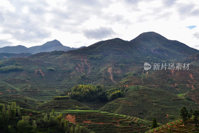 山林间的全景