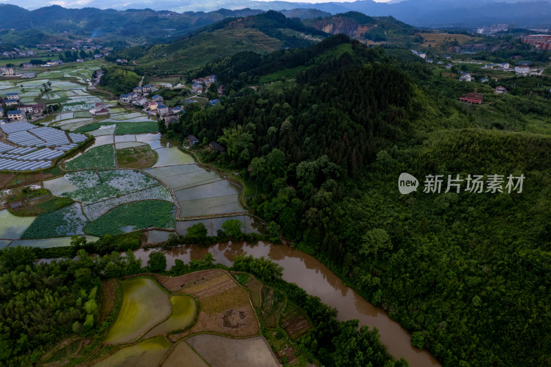 南方山川丘陵蓝天白云航拍摄影图