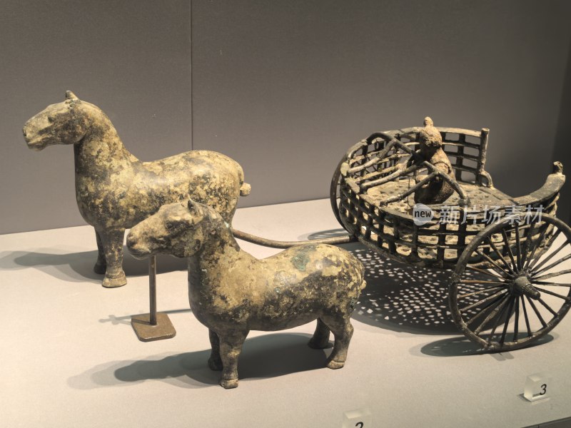古代青铜马拉车文物展品