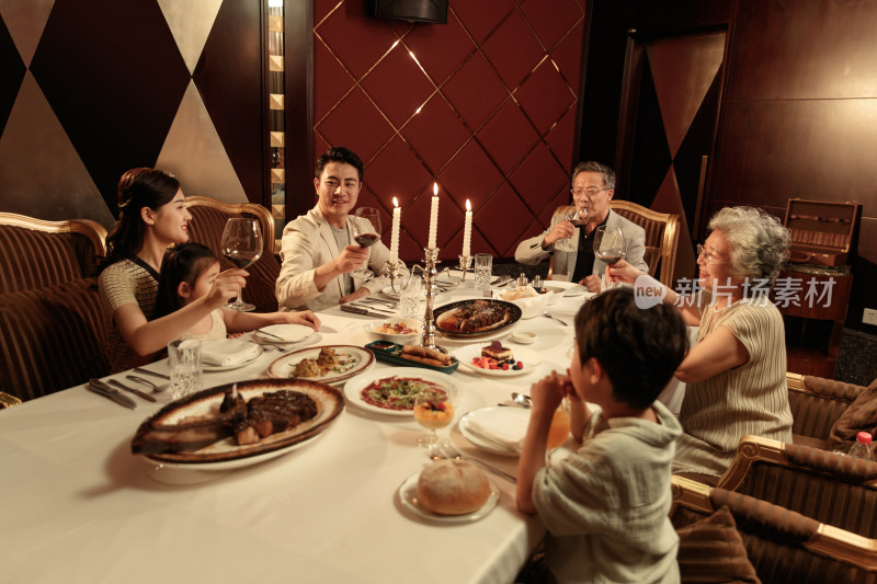 幸福家庭在西餐厅用餐