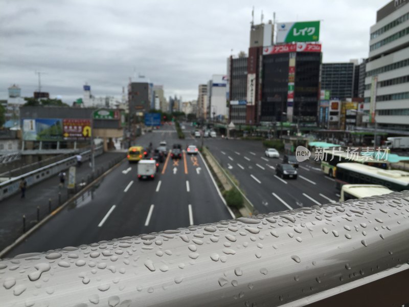 雨天城市街道交通景象