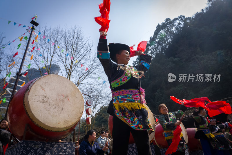 湖南湘西吉首德夯苗寨非遗苗鼓表演