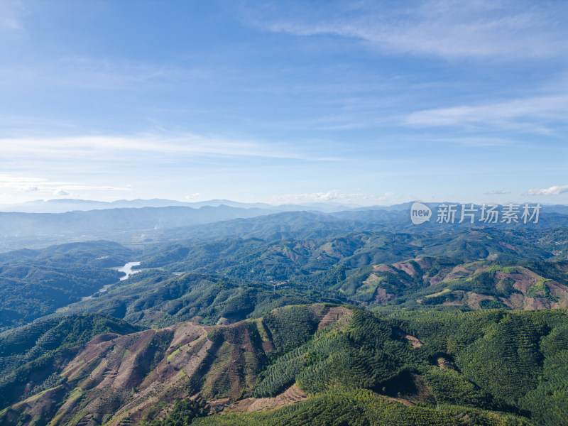 航拍蓝天白云下广阔无垠绿意盎然的山地景观