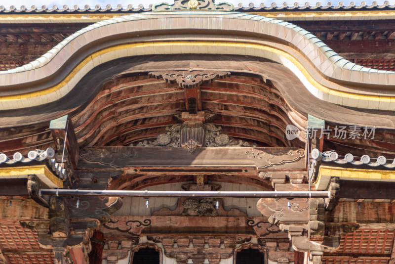 古建筑精美屋檐木结构特写