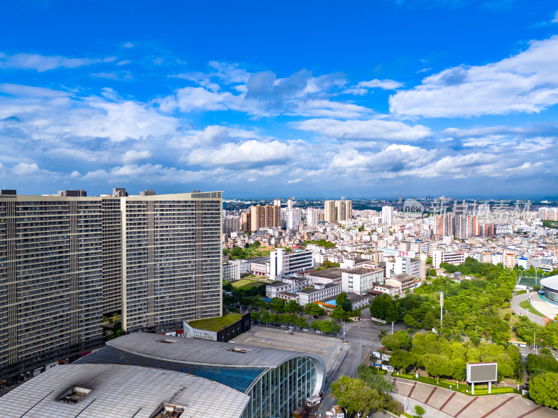 广西玉林城市蓝天白云航拍图