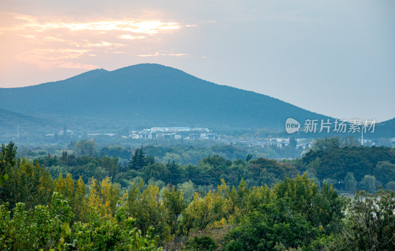 徐州云龙山山林间远景山景与建筑群