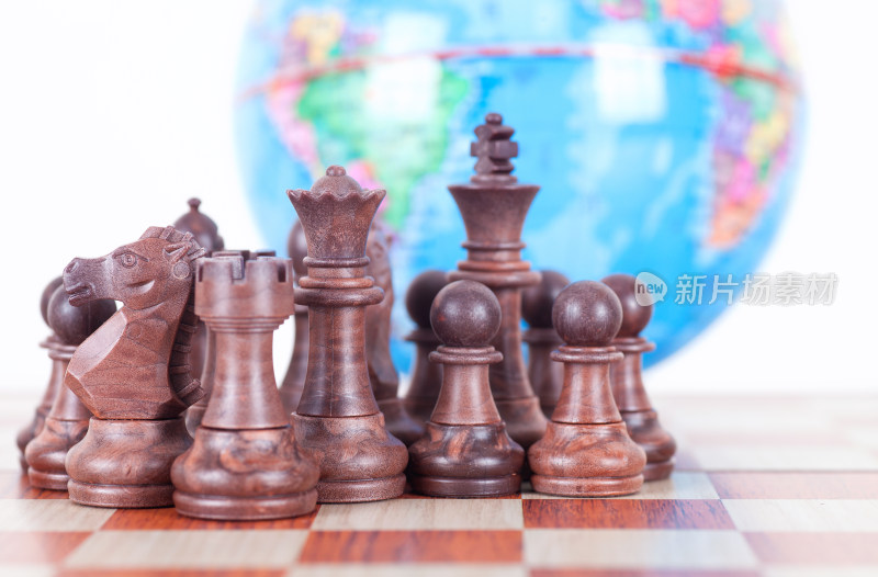 地球仪前的国际象棋棋子