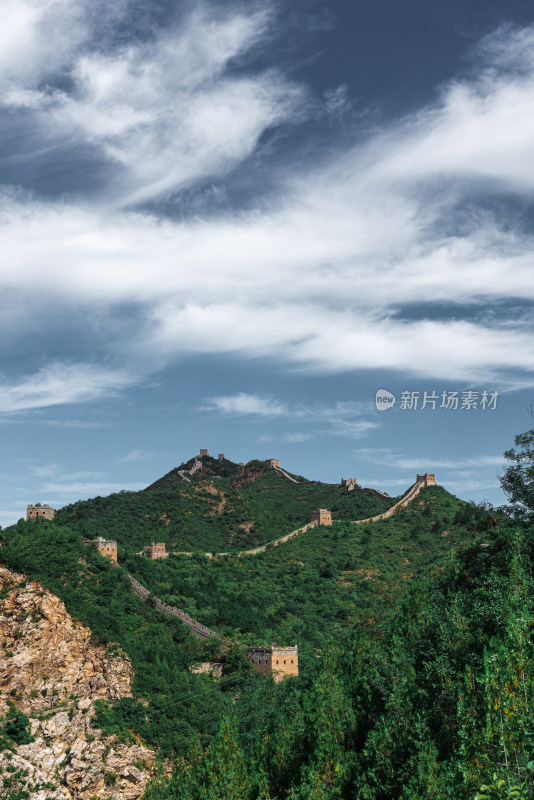 夏天在古北水镇景区远眺司马台长城