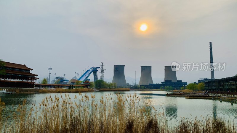 水边古建筑与冷却塔景观