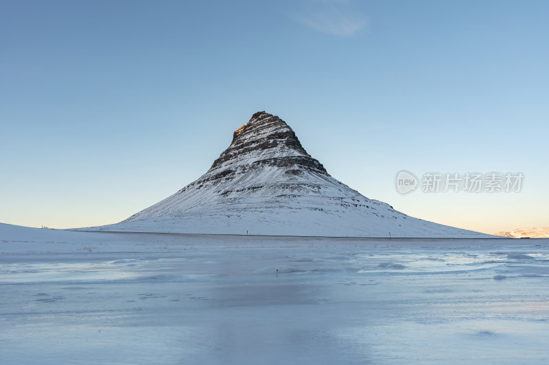 冰岛斯奈山半岛草帽山日落蓝调雪山湖泊倒影