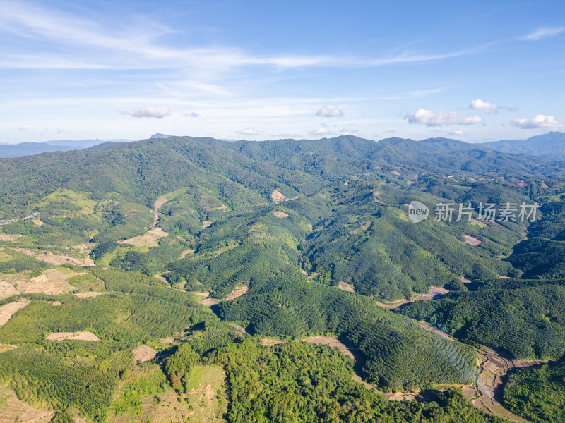 航拍蓝天白云下广阔无垠绿意盎然的山地景观