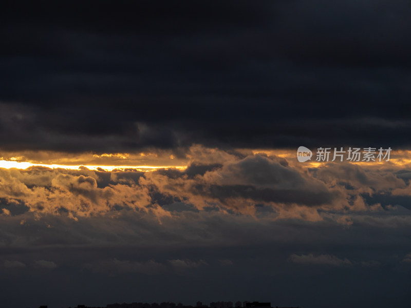 日落时天空中云晚霞的低角度视图