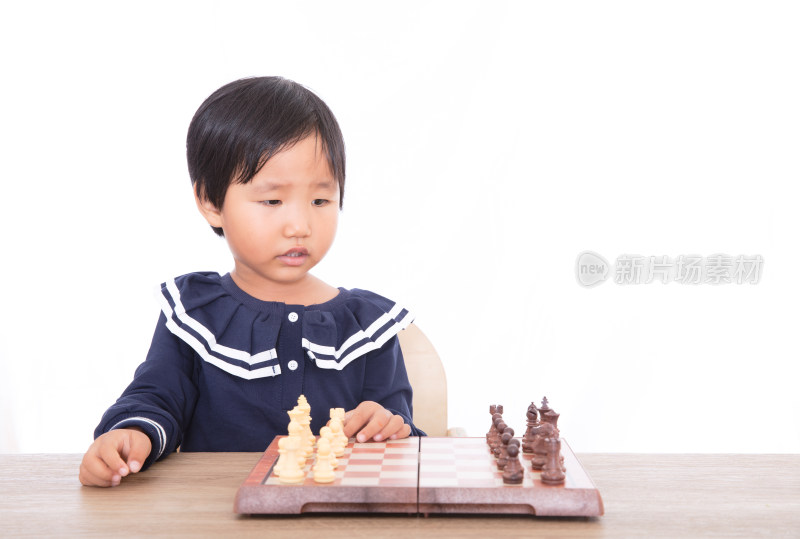 可爱的中国孩子在练习国际象棋