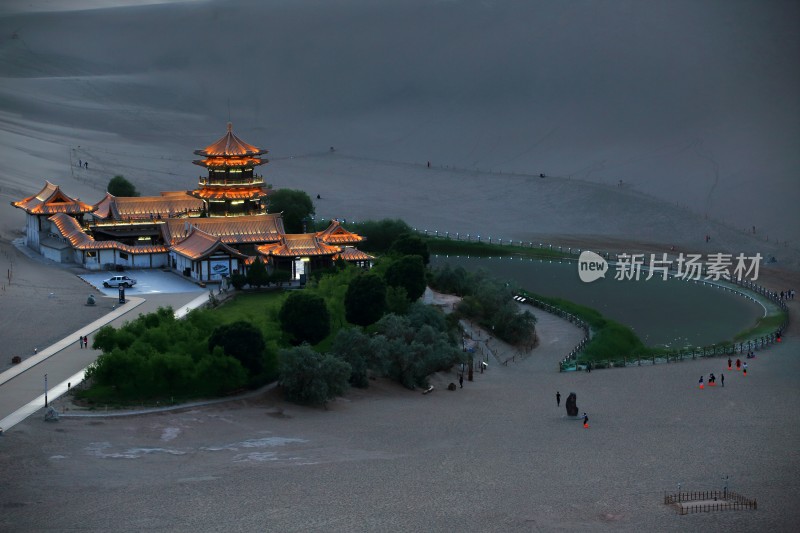 敦煌沙漠中的古建筑景观