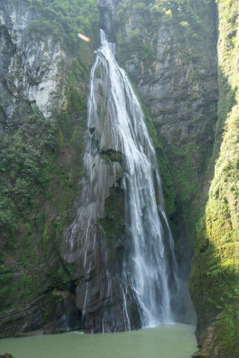 高山瀑布流水自然风光