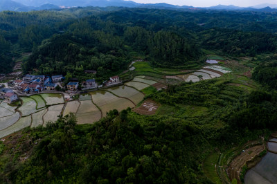 南方山川丘陵蓝天白云航拍摄影图