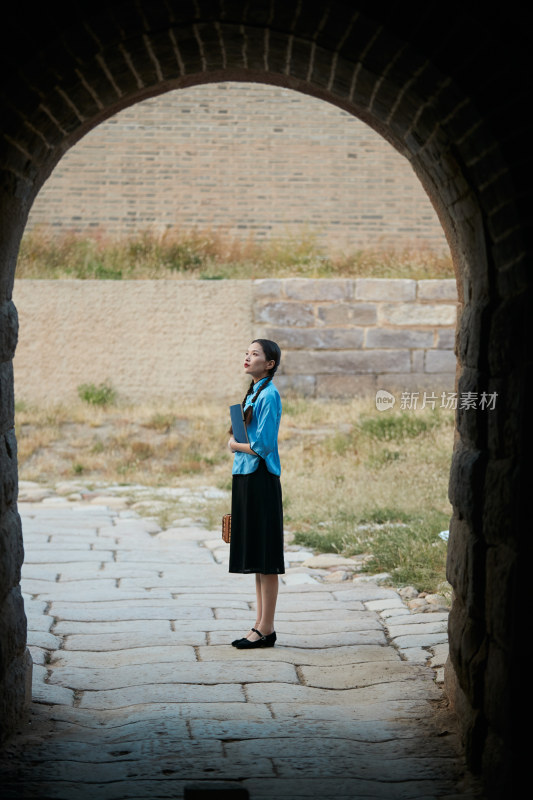 在古城身穿民国学生服饰的女大学生